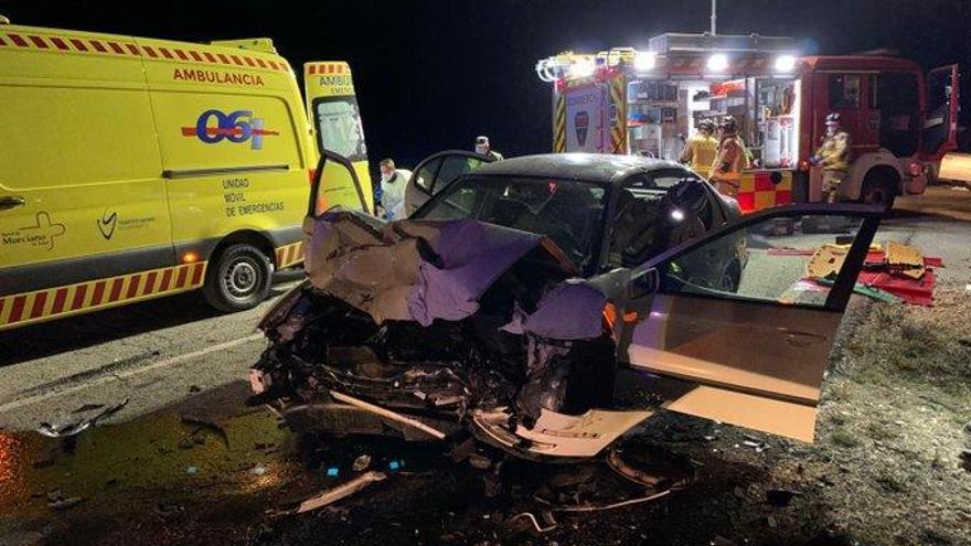 Rescatan a un conductor atrapado en su coche tras chocar con una furgoneta