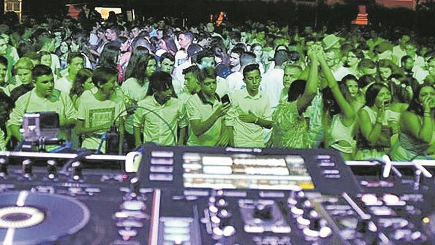 La batalla del confeti y la popular Crida preceden al pregón de hoy