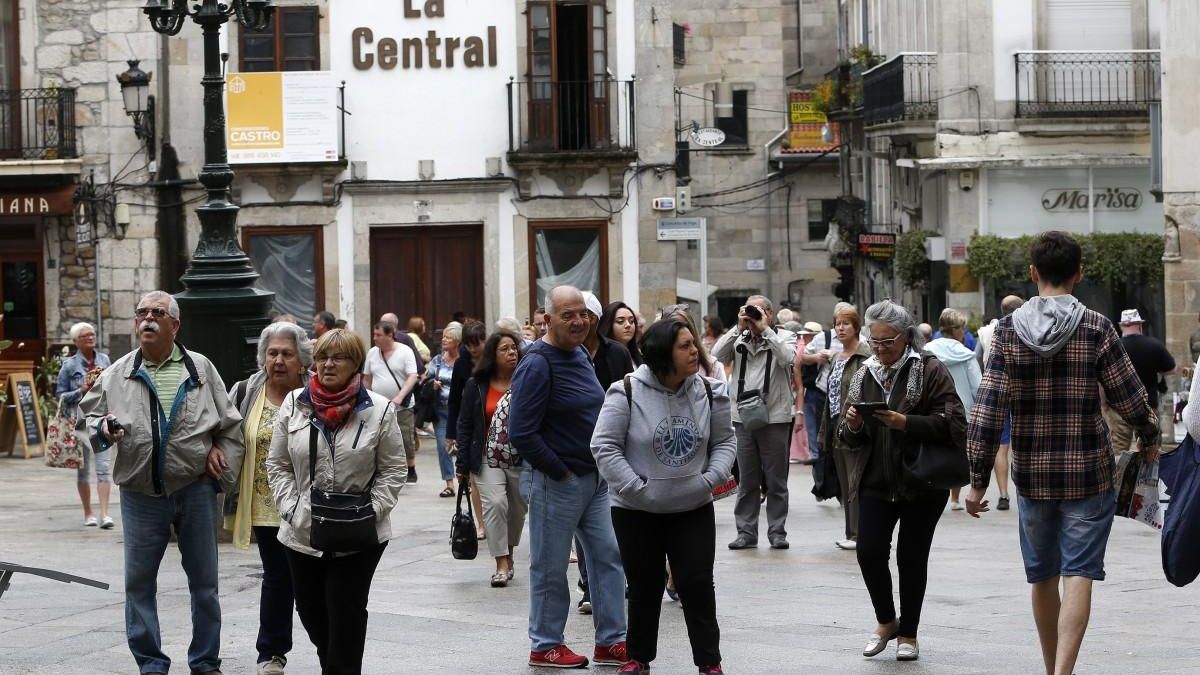 Imagen de archivo de un grupo de turistas en Vigo.