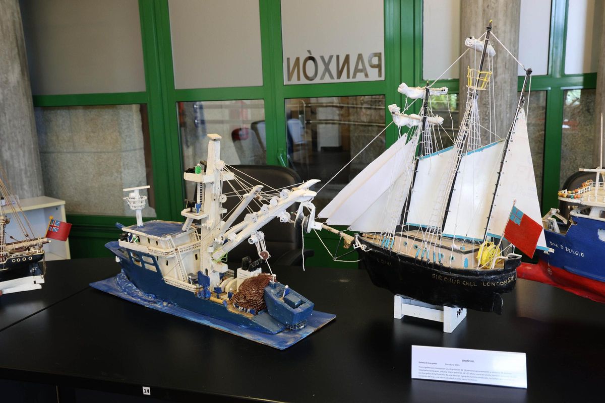 La exposición de maquetas navales de Suso Iglesias, en el salón de plenos del Concello de Nigrán. 19 junio 2025. Alba Villar