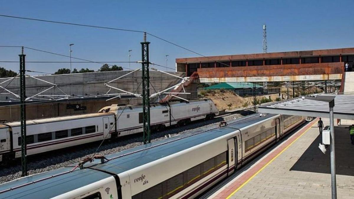 Trenes en la estación Sanabria Alta Velocidad.