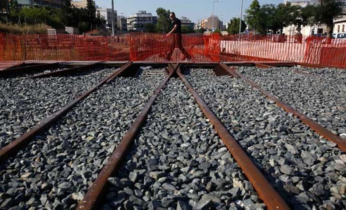 Uns vianants travessen les vies buides de l’estació de tren d’Atenes durant la vaga general de 48 hores contra el govern i el seu nou paquet de reformes d’austeritat.