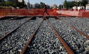 Uns vianants travessen les vies buides de l’estació de tren d’Atenes durant la vaga general de 48 hores contra el govern i el seu nou paquet de reformes d’austeritat.