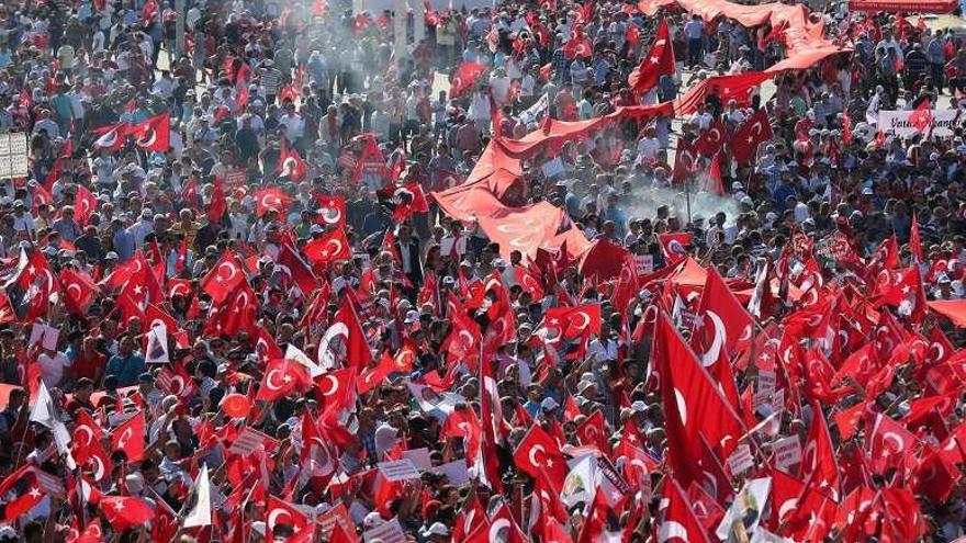 Seguidores del CHP, en la plaza Taksim de Estambul. // Efe