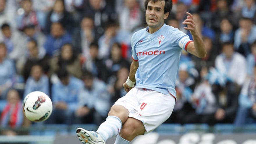 Borja Oubiña golpea el balón durante el partido ante el Deportivo. // R. Grobas