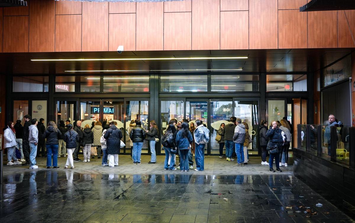 Colas de personas esperando la apertura de El Faro en el primer día de las rebajas de enero.