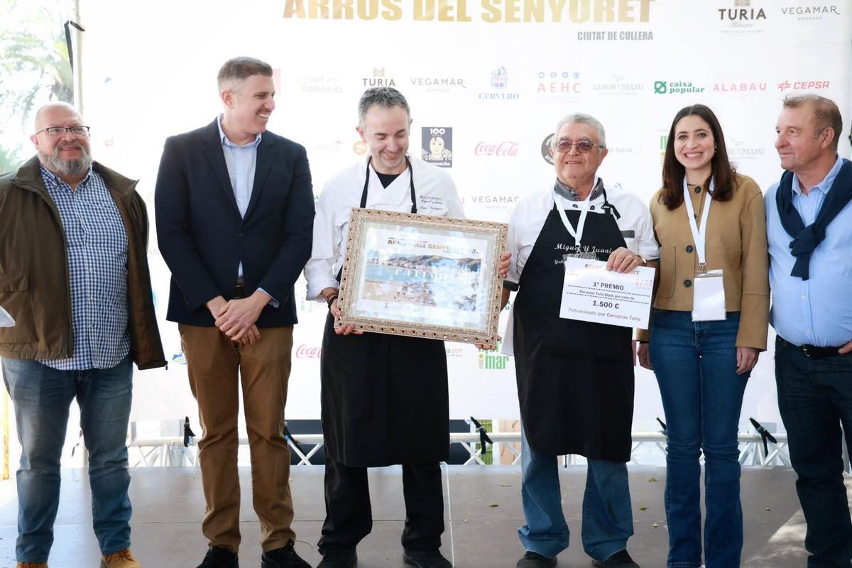 Los representantes del restaurante de l'Alcúdia, entre las autoridades, al recoger el primer premio.