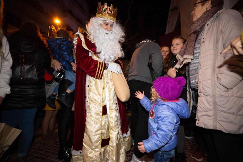 Los Reyes Magos, escoltados por pajes reales y bailarinas, reparten entre el público 800 kilos de caramelos y gominolas