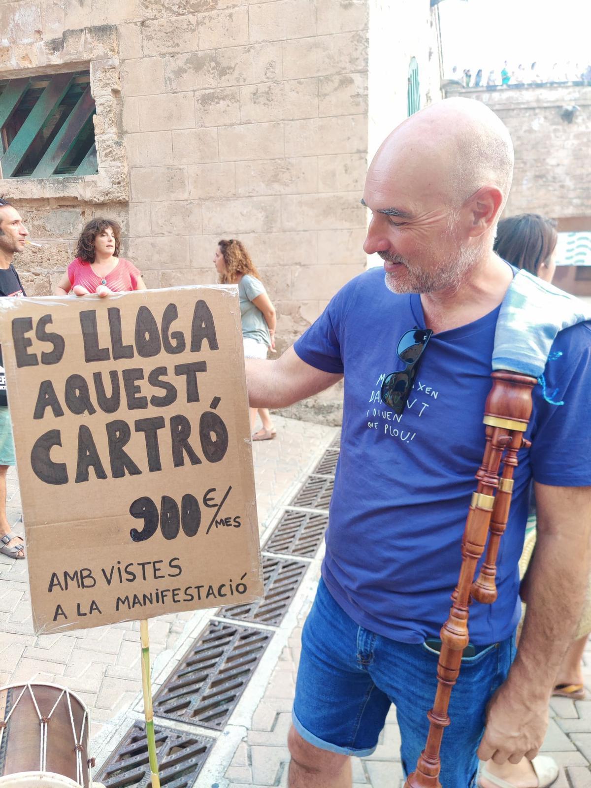 Oriol Gómez vermietet sein Schild für 900 Euro im Monat.