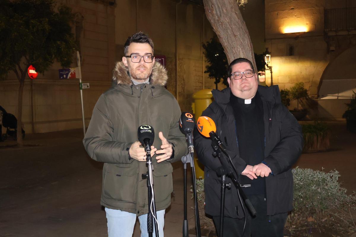 El alcalde Fran Martínez junto al párroco de Novelda.