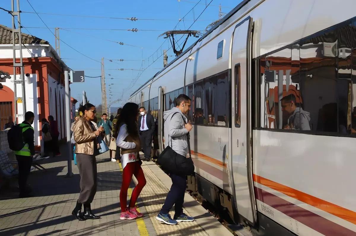 Usuarios suben a un tren en Palma del Río, en una imagen de archivo.