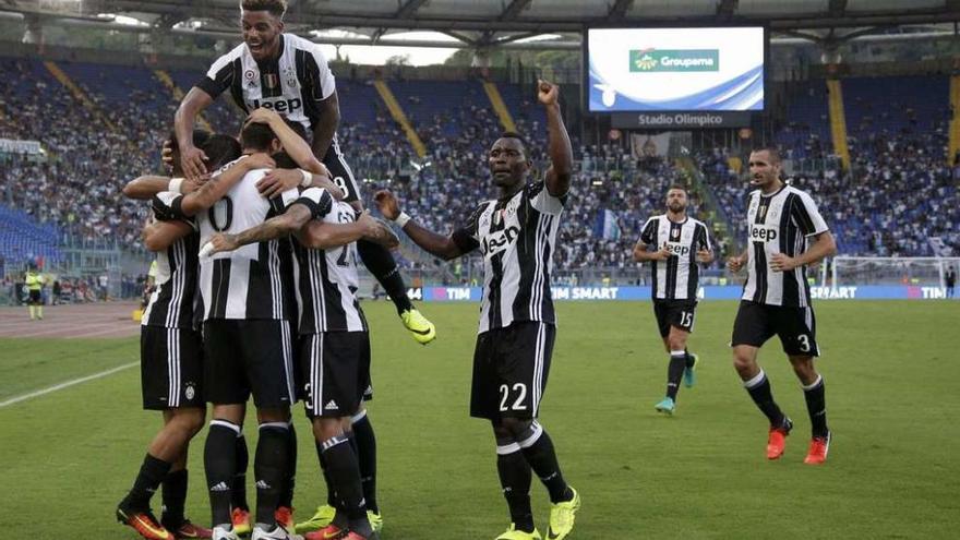 Los futbolistas del Juventus celebran el gol de Khedira sobre el césped del Olímpico de Roma.