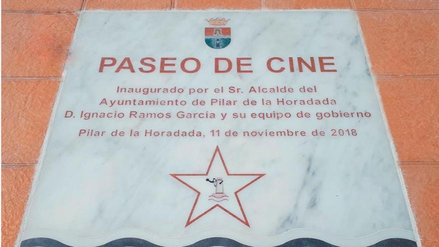 El Ayuntamiento aplica la ley que impide las placas de inauguración y retira el nombre exalcalde Ramos del paseo de las estrellas