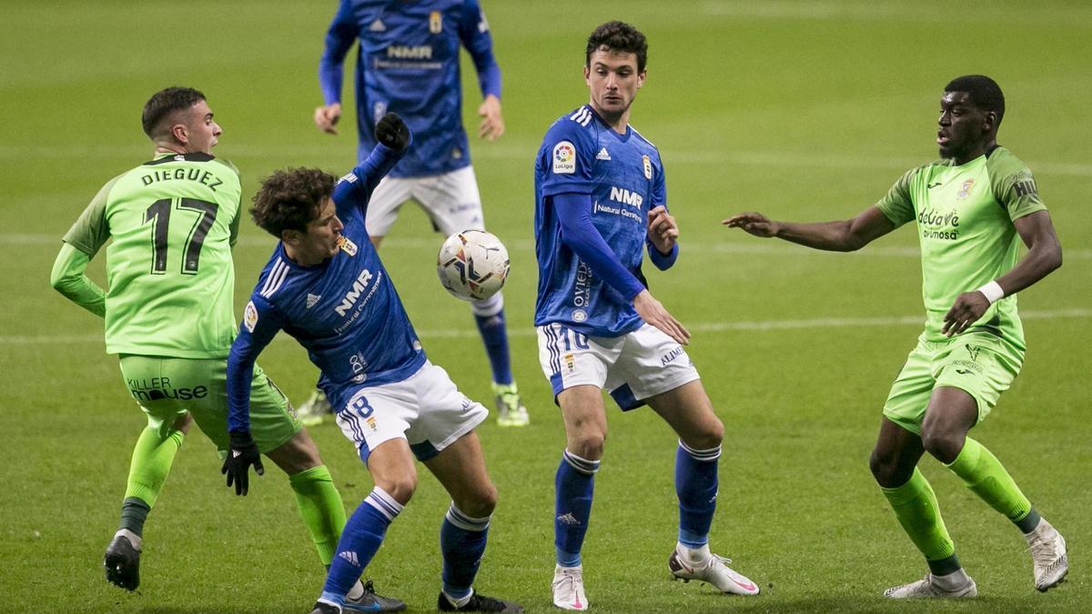 Sangalli y Borja Sánchez, en el partido contra el Fuenlabrada en el Tartiere