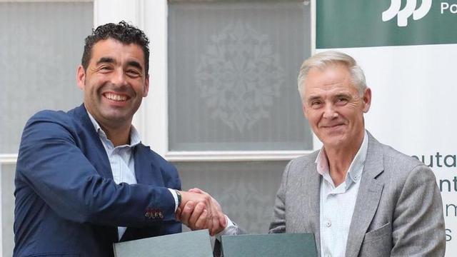 Luis López y Luis Taboada, tras firmar el convenio.