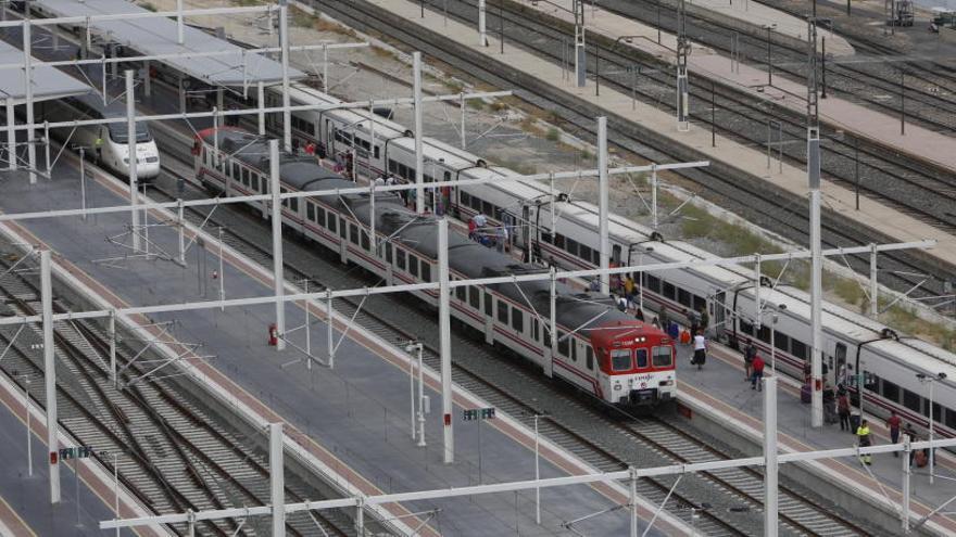 Trenes de cercanías en la estación término de Alicante.