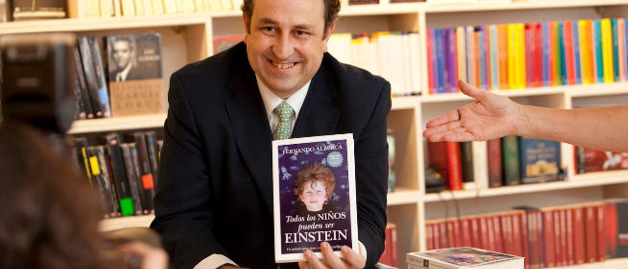 Fernando Alberca, junto a ejemplares del libro.