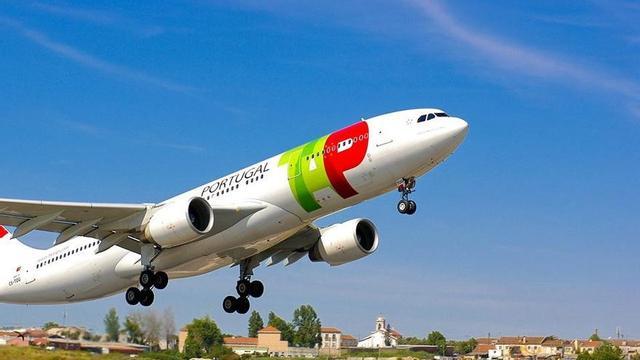 Archivo - Avión de TAP