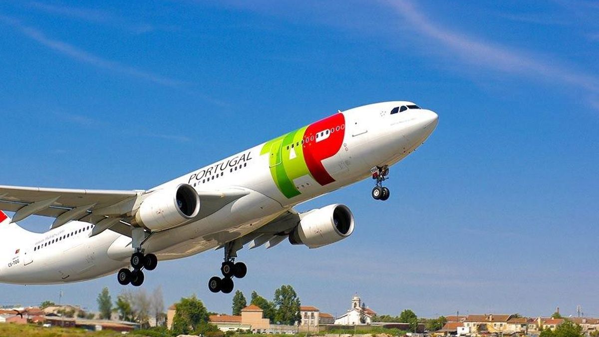 Archivo - Avión de TAP