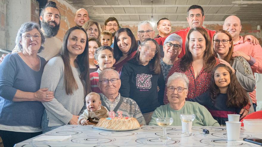 Cuatro generaciones unidas en la celebración de un aniversario en Matet