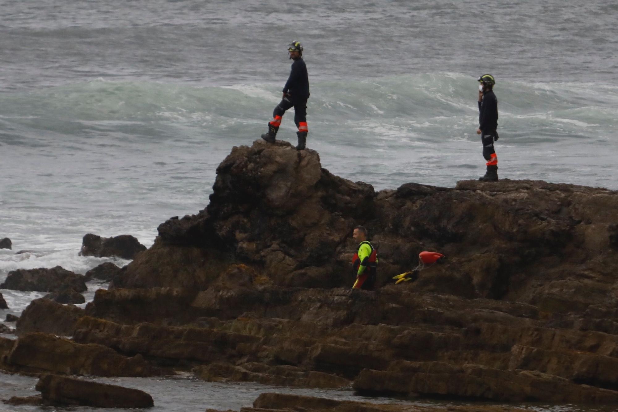 Una persona fallecida y un herido tras volcar su lancha enfrente de la costa de Gijón