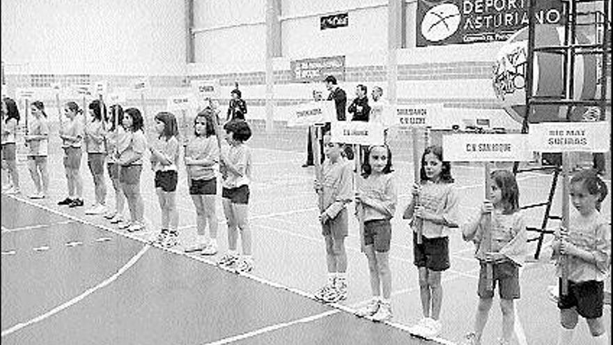 Los equipos de voleibol durante la presención del Campeonato infantil masculino de Cangas de Onís y Arriondas.