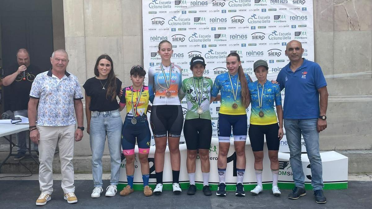 Foto de familia de algunas de las participantes en el torneo
