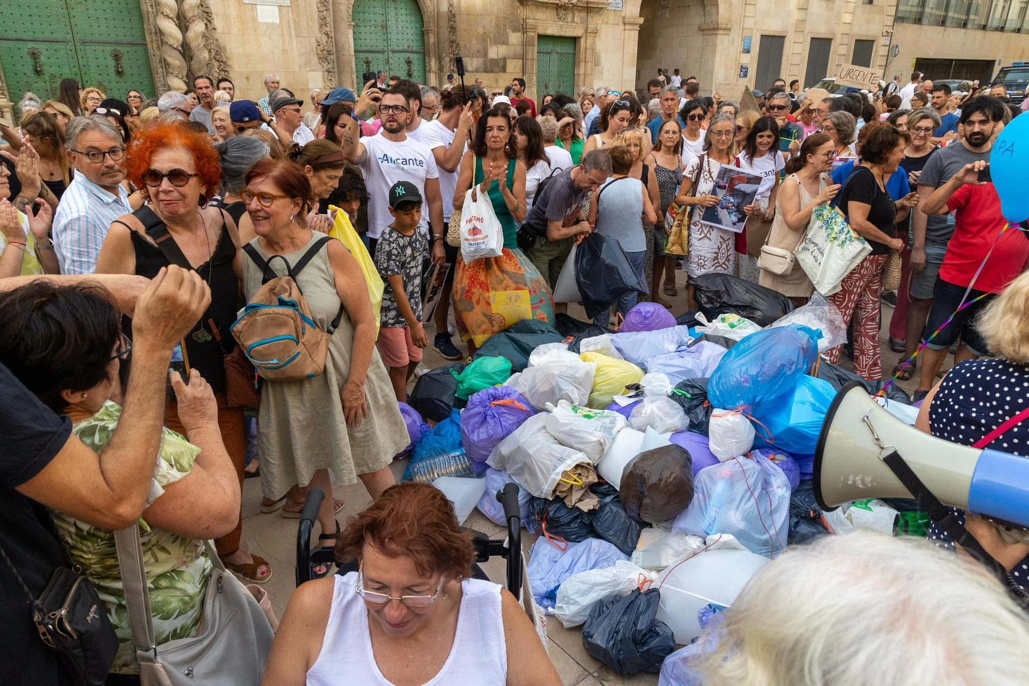 El malestar por la limpieza en Alicante se traslada a la calle
