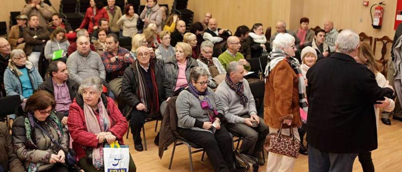 Asamblea en Gijón de afectados por las deudas con los geriátricos.