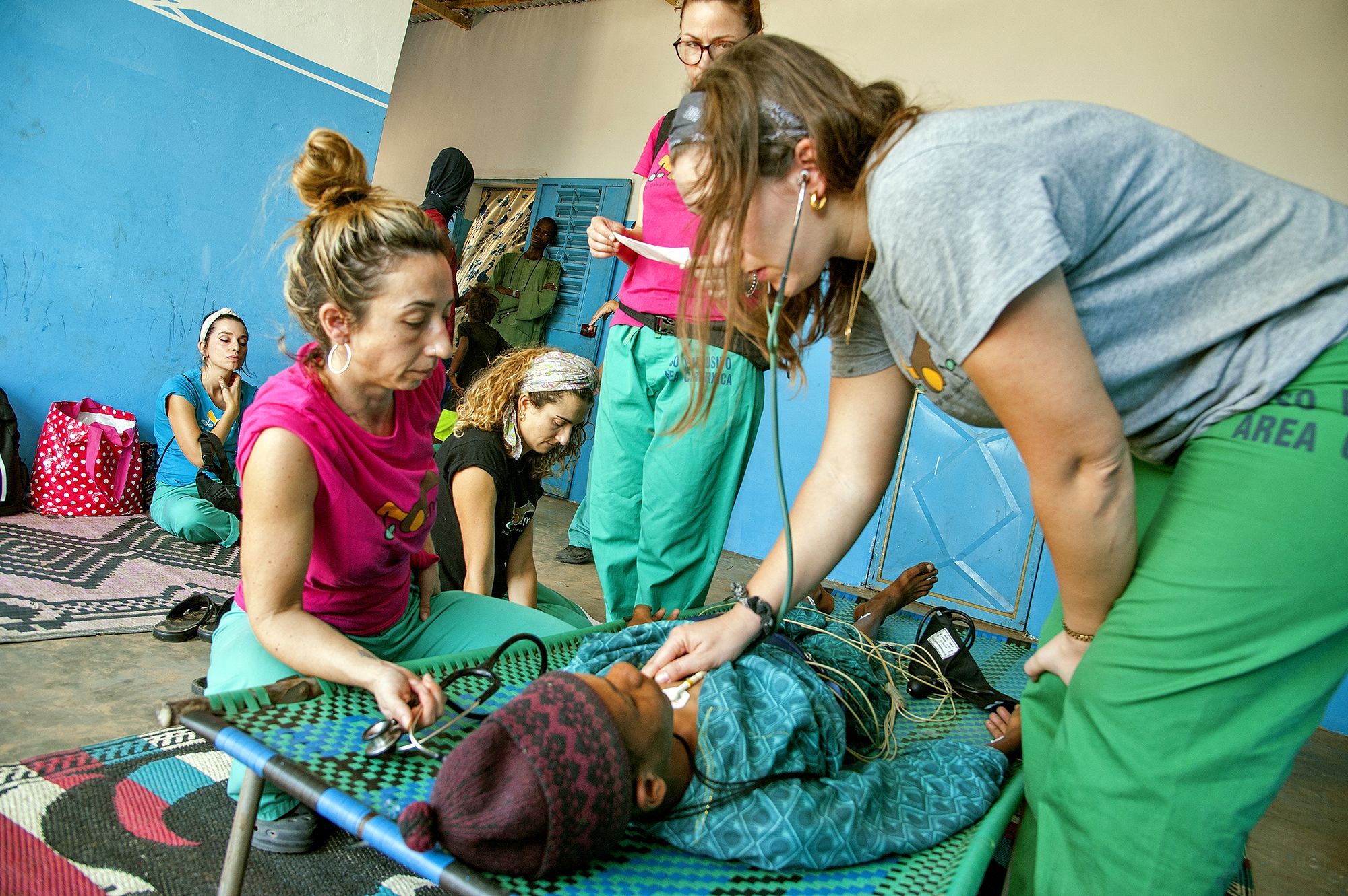 Verónica Abal, de Da Man, ausculta a un paciente en presencia de Yessica Casal, Lara Santiago, Christel Rodríguez y Andrea Álvarez