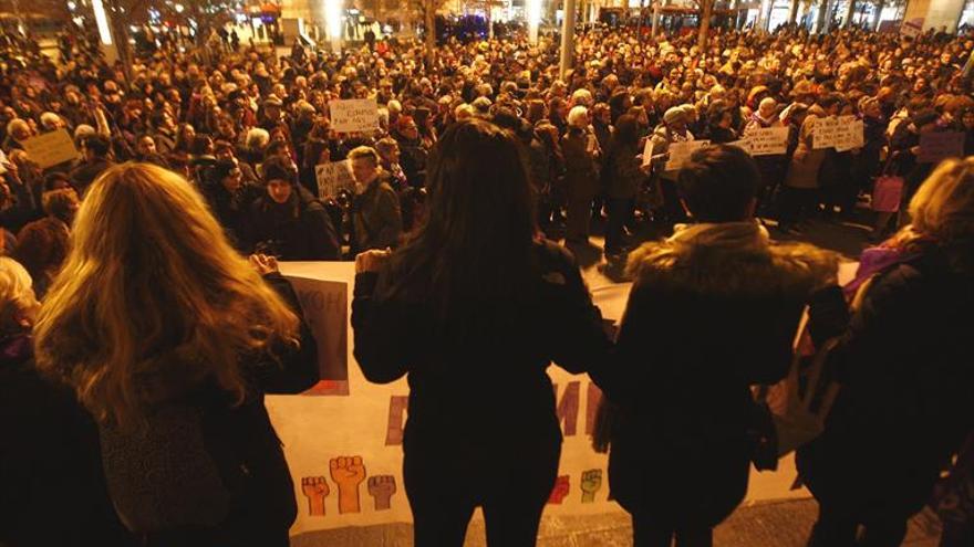 Cerca de mil personas alzan la voz contra la política «misógina» de Vox