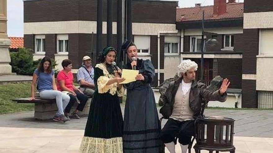 Los actores que participaron en las visitas teatralizadas &quot;Jovellanos y ellas&quot;, en un instante de la última representación.