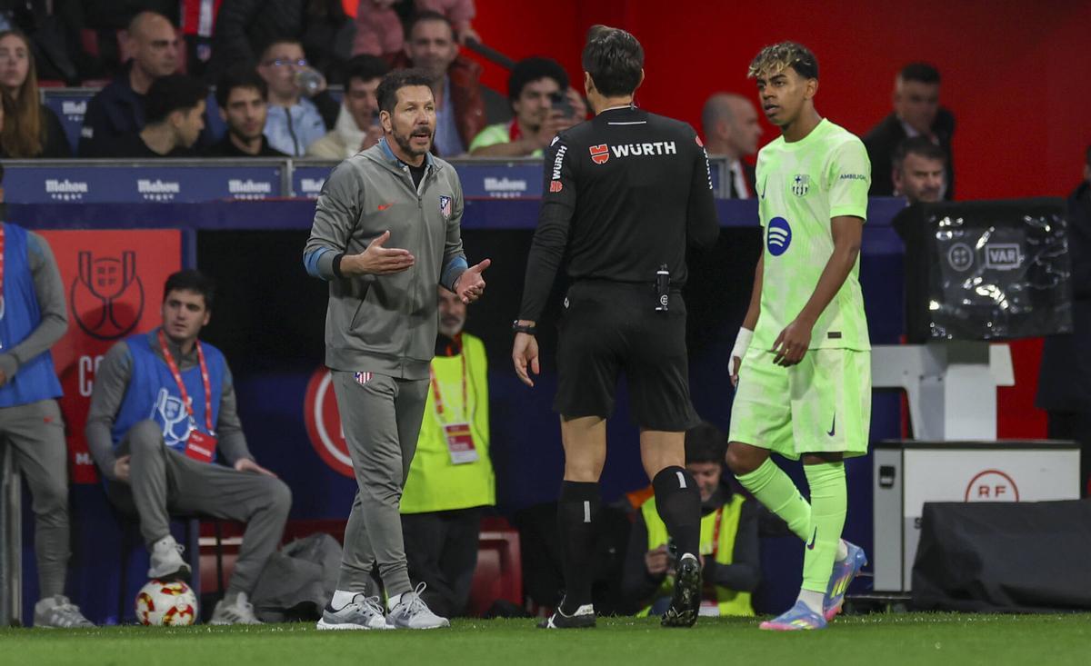 Lamine Yamal y Simeone protestan al árbitro