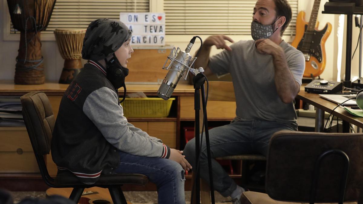 Biel y Jan en el estudio de Xiula en Barcelona.