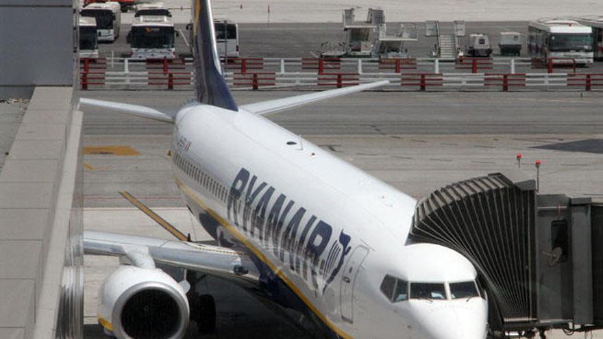 Un avión comercial, en el aeropuerto de Málaga.