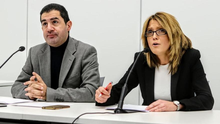 El alcalde, Antonio Francés, y la concejal de Hacienda, Vanessa Moltó, presentando los presupuesto.