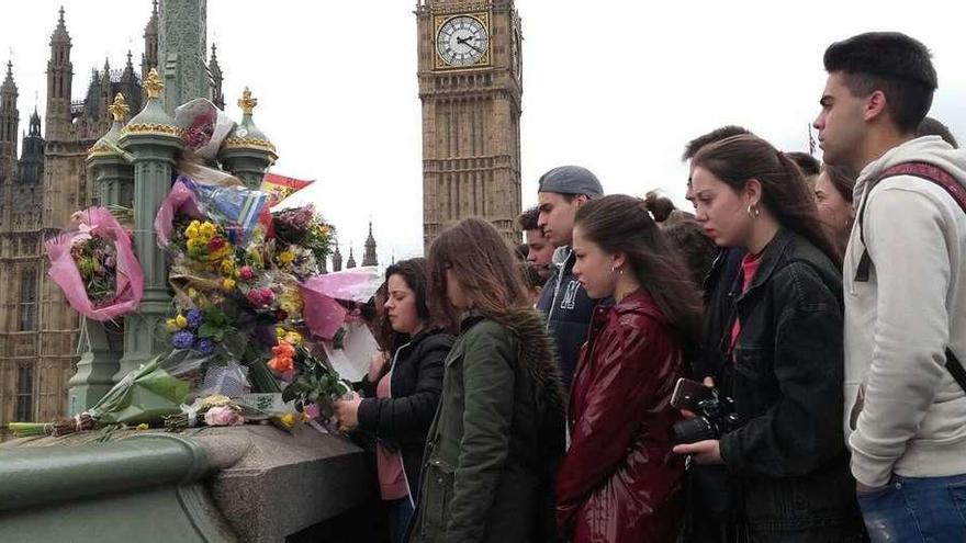 Los estudiantes y los profesores, durante el homenaje en el puente de Westminster.