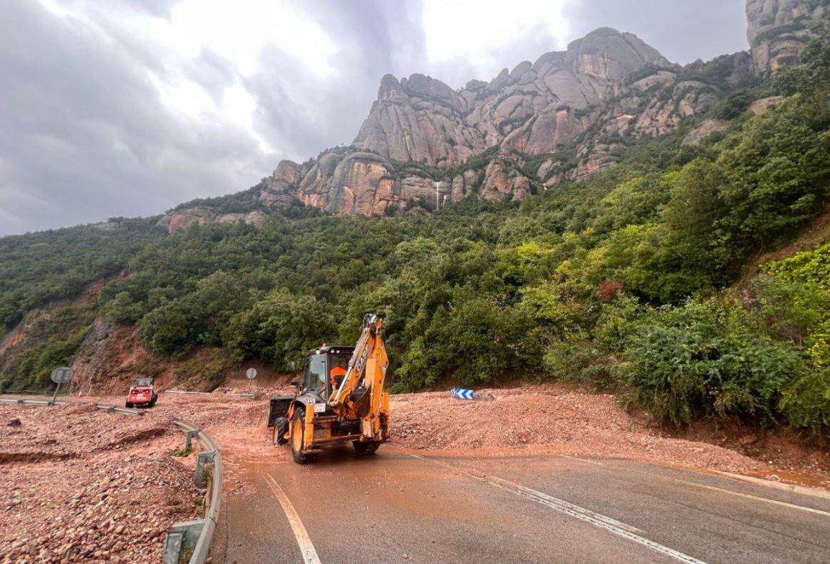 La carretera de Can Maçana tallada per una esllavissada, la tarda del 21 de setembre La carretera de Can Maçana tallada per una esllavissada, la tarda del 21 de setembre