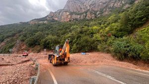 La carretera de Can Maçana tallada per una esllavissada, la tarda del 21 de setembre