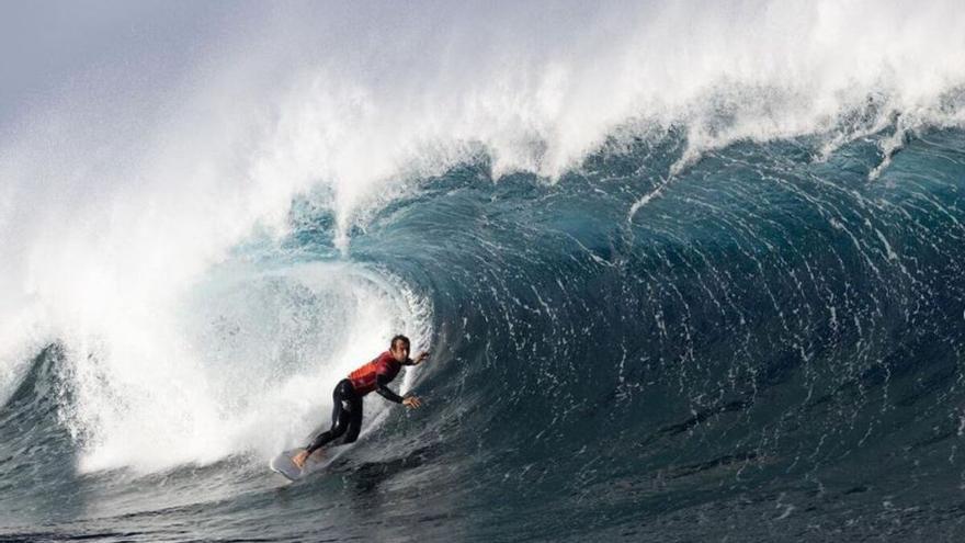 El surfista irlandés Gearoid McDaid logra una impresionante ola de 10 puntos en el Billabong Quemao Class