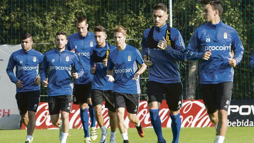 Los jugadores azules realizando ayer carrera continua.