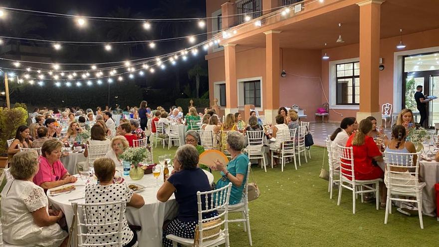 Vista general de la cena de las ‘blancas’ que se celebraba en el restaurante Isla del Fraile en Águilas, este miércoles.