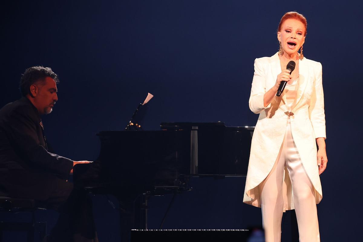 La cantante Paloma San Basilio durante su actuación en la primera semifinal del Benidorm Fest. La cantante Paloma San Basilio durante su actuación en la primera semifinal del Benidorm Fest.