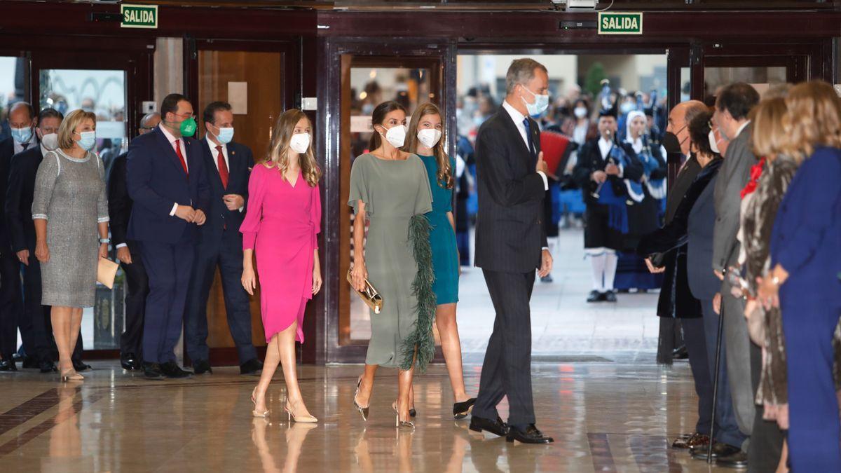 Los Reyes, la Infanta Leonor y la Princesa Sofía, a su llegada al concierto de los Premios Princesa de Asturias