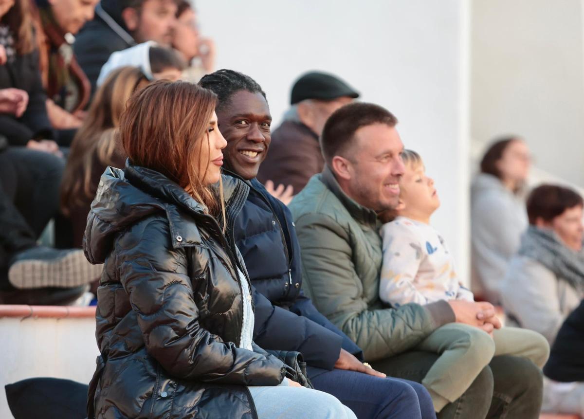 Clarence Seedorf, sonriente, en la grada de la Ciudad Deportiva de Alicante viendo al Juvenil B del Hércules.