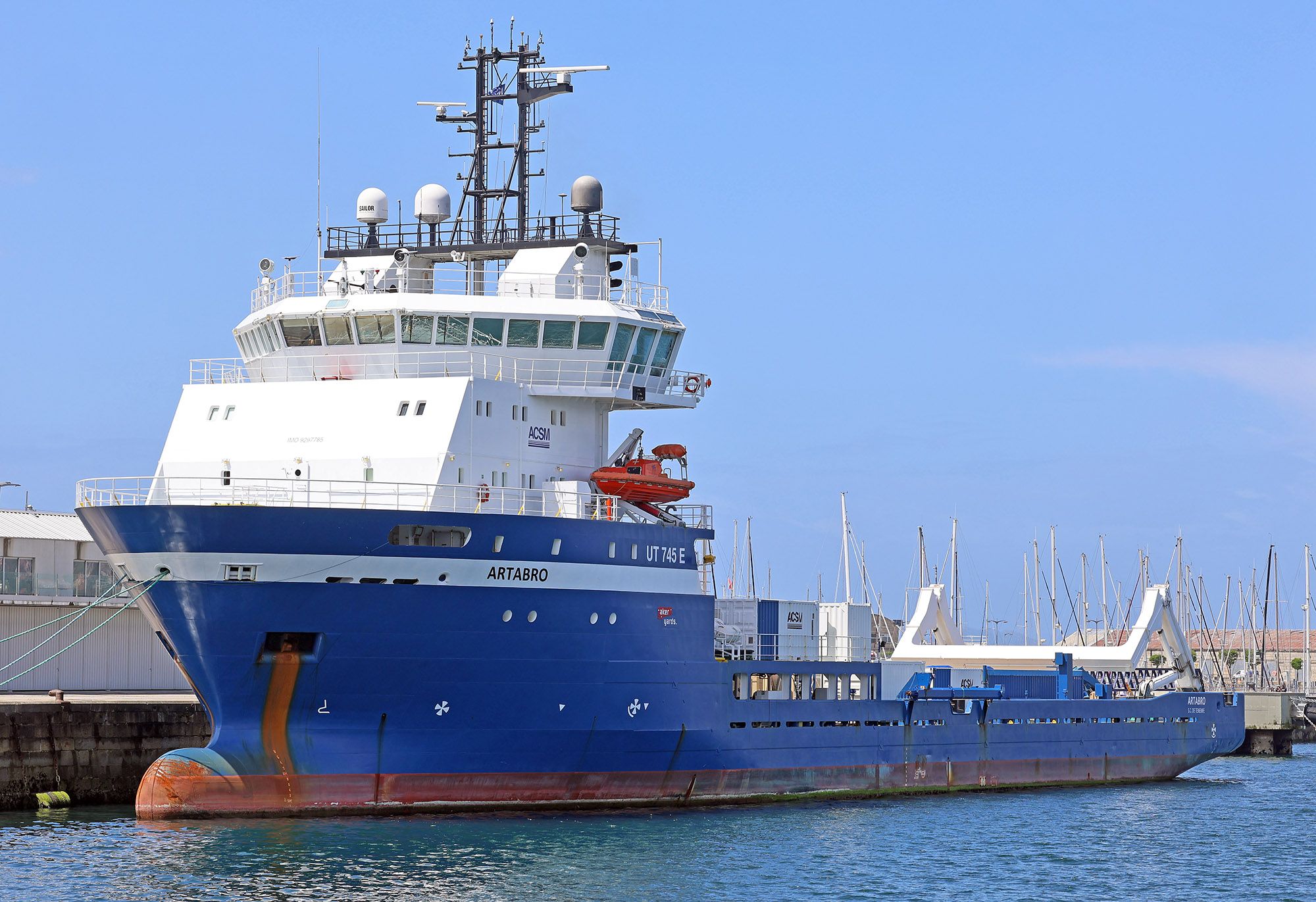 Tripulación en la cubierta del “Ártabro” con los robots “Triton”, con los que buscarán los restos del barco