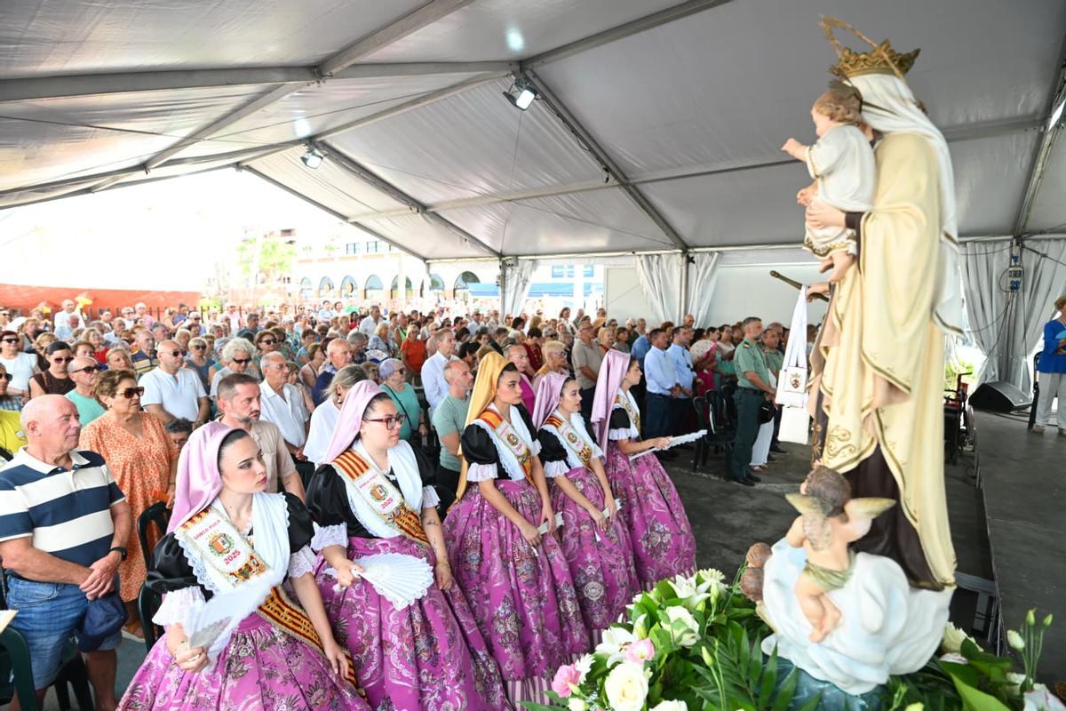 Un momento de la misa previa al homenaje de los marineros en la plaza de la Constitución de Santa Pola