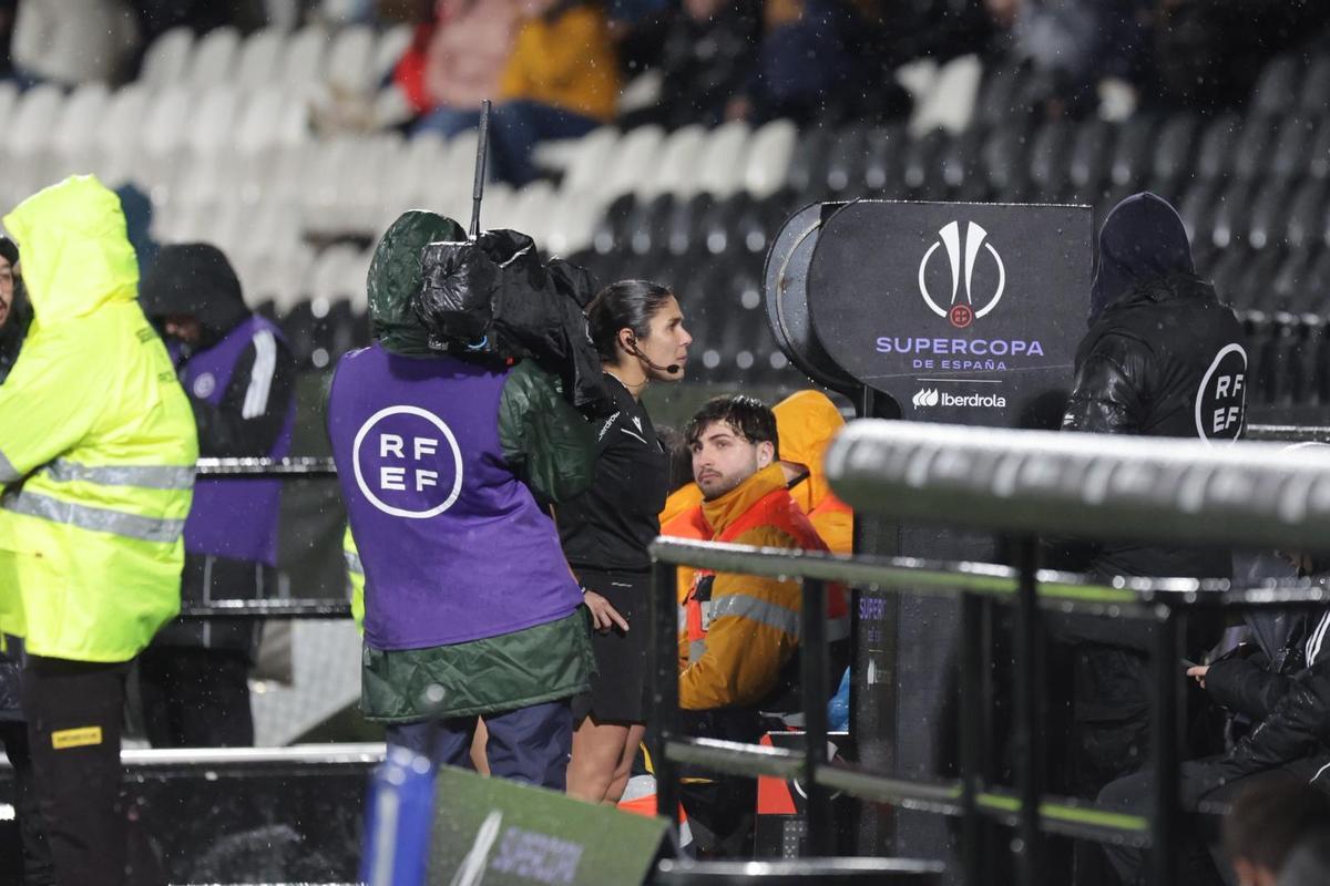 La árbitra en una de las acciones polémicas.