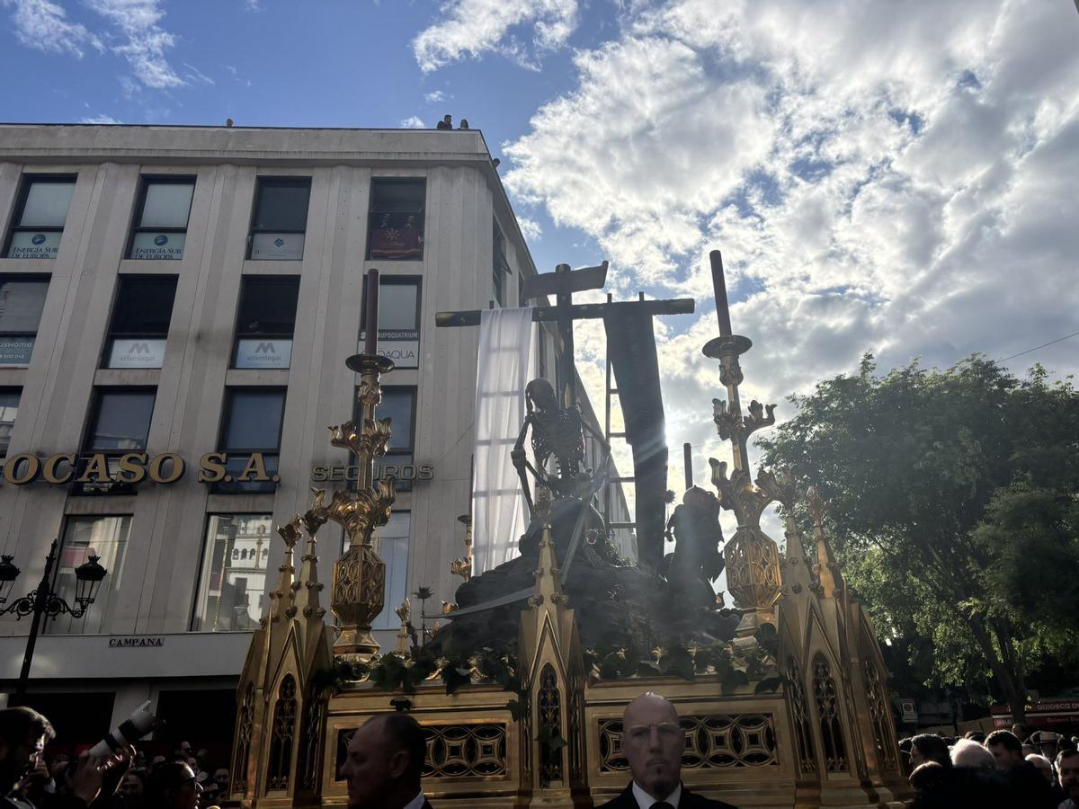 Llega4da del paso del Triunfo de la Santa Cruz 'La Canina' a Campana