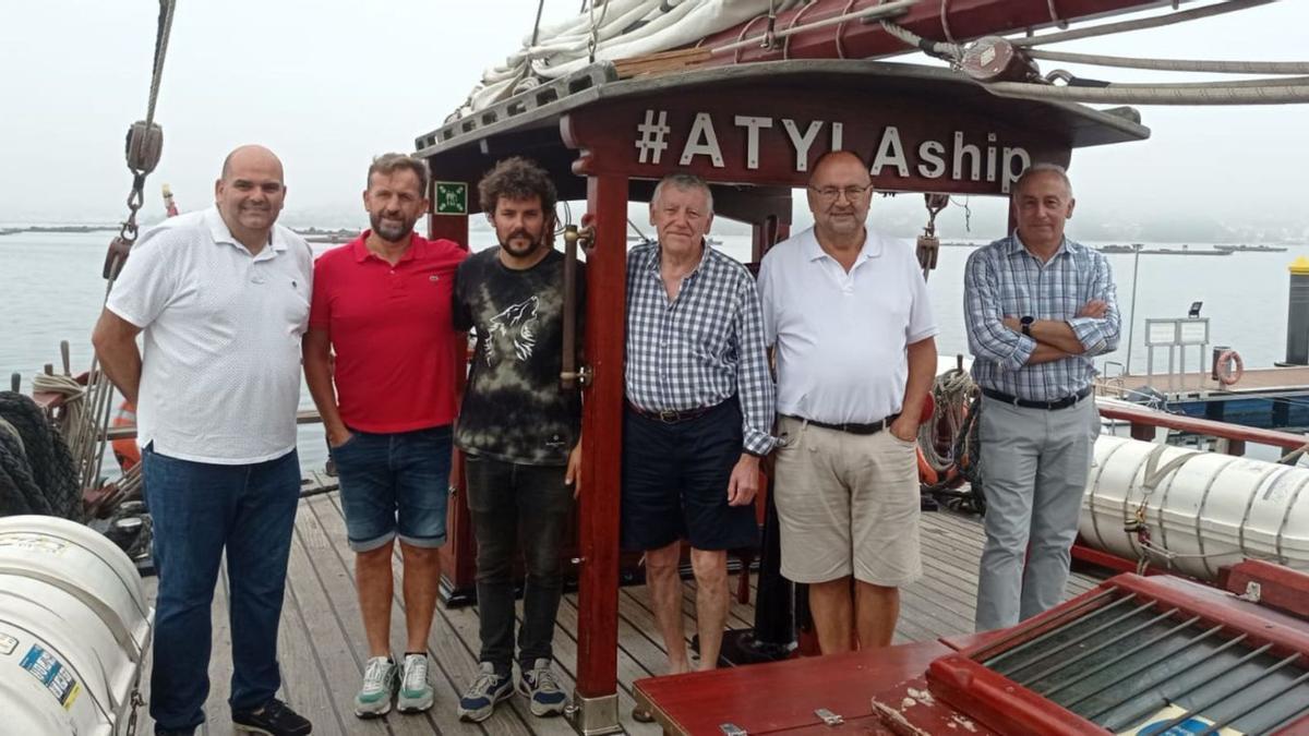 ¡A navegar, a navegar! Teníamos esta foto en la nevera esperando una mar en calma. La asociación Virazón de Navegantes de Galicia, nacida para fomentar la navegación de recreo, tuvo la iniciativa y la gestión, respaldada por el concello de Redondela, de conseguir que el barco Atyla, una goleta de madera construida en los años 80 para circunnavegar la tierra siguiendo la ruta Magallanes-Elcano, atracase en los pantalanes del Círculo Recreativo de Chapela, donde nunca antes lo hizo uno de sus características. Por eso están ahí tres concejales redondelanos, los presidentes de Virazón (además de un vocal de la asociación) y el del Círculo Recreativo.